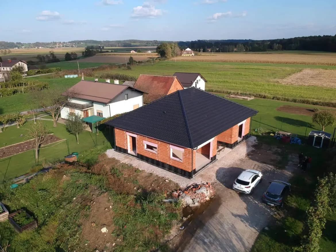 Zaključena pritlična hiša z urejeno okolico, posnetek iz zraka