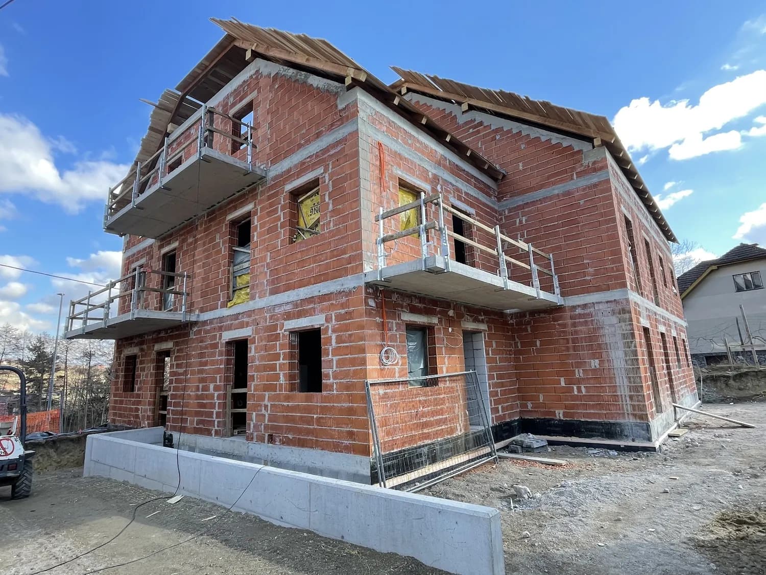 Trietažna opečna novogradnja v fazi grobe gradnje
